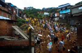 El alud provocado por las lluvias intensas en la localidad de Franco da Rocha, Sao Paulo deja ya al menos 24 víctimas mortales.