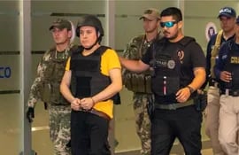 Ronier Sánchez Alonso (con remera amarilla y chaleco antibalas) fue extraditado a Estados Unidos, donde es requerido por narcotráfico y otros delitos.