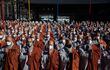 Miles de monjes budistas se manifestaron hoy en Seúl para reclamar al Ejecutivo surcoreano disculpas por las declaraciones de un parlamentario del partido gobernante, quien criticó las tarifas que cobran los templos a los visitantes de parques nacionales.