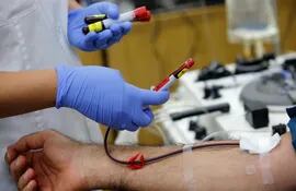 Un trabajador sanitario sostiene muestras de sangre donadas por pacientes de coronavirus recuperados, como parte de un tratamiento experimental israelí con anticuerpos en el centro médico Sheba, cerca de Tel Aviv.
