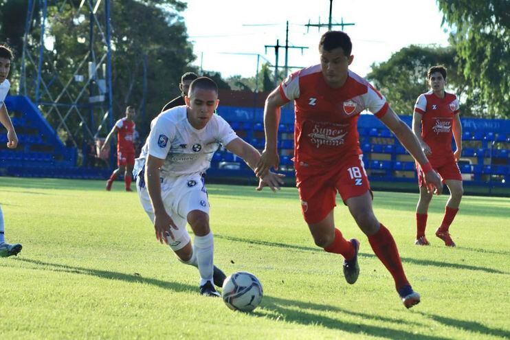 El atacante Carlos Díaz intenta avanzar con el balón ante la marca del lateral  Guido Gamarra. (Foto: APF)