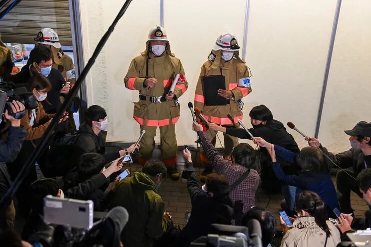 Dos bomberos explican la situación causada por el atacante, en una conferencia de prensa en la estación de tren de Kokuryo, en Chofu, Japón.