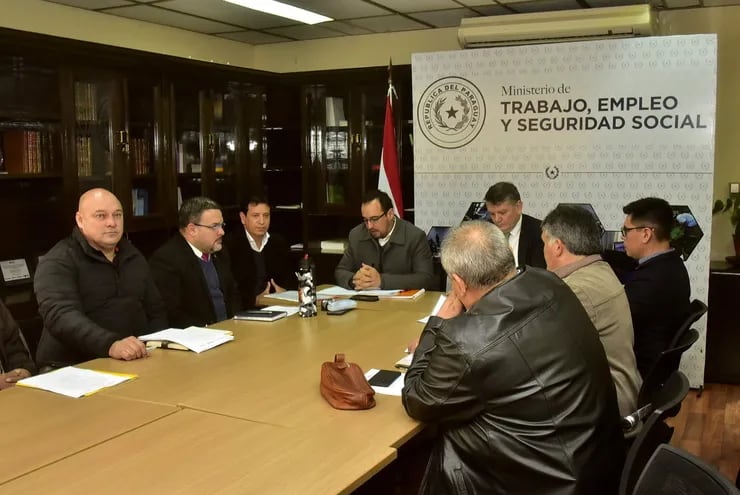 Los viceministros Luis Orué y Óscar Stark (centro), ayer en la reunión con transportistas.