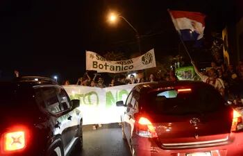 Los manifestantes realizaron pequeños cortes intermitentes a la vía de acceso a Asunción.