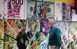Un hombre pasa junto a una imagen a gran escala de un billete de dólar estadounidense en una oficina de cambio de divisas en El Cairo, Egipto.