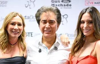 "El Puma" Rodríguez rodeado de su esposa Carolina Pérez y su hija Génesis, quien hoy cumple 35 años.