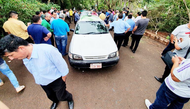El jueves último, taxistas rodearon a conductores de Uber y Muv para ser demorados por “competencia desleal” en el Este.