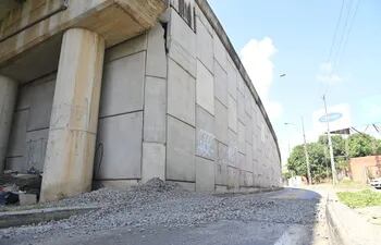El desperfecto que presenta el viaducto que cruza sobre la autopista Ñu Guasu y conecta la avenida Madame Lynch con el empalme para la ruta exTranschaco.