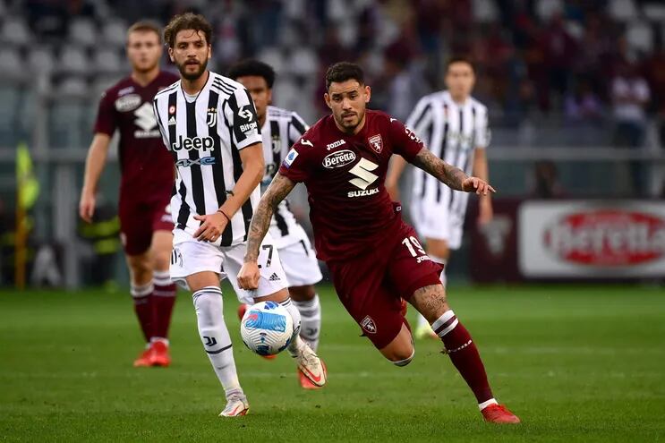 Torino's Italian forward Antonio Sanabria (R) runs for the ball in front of Juventus' Italian midfielder Manuel Locatelli during the Italian Serie A football match between Torino and Juventus at the "Grande Torino Stadium" in Turin on October 2, 2021. (Photo by MARCO BERTORELLO / AFP)