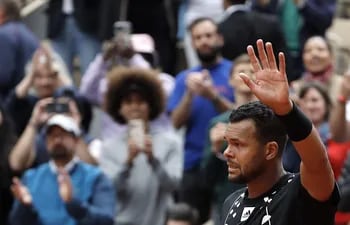 El francés Jo-Wilfried Tsonga disputó ayer su último encuentro en Roland Garros, donde perdió y se despidió del tenis. (EFE).