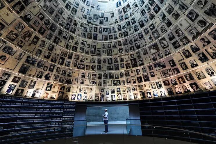 Un visitante recorre la Sala de los Nombres del Museo del Holocausto Yad Vashem.