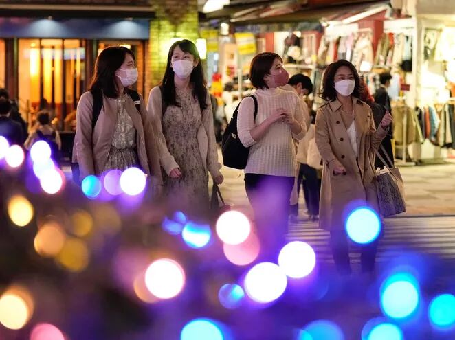 Peatones caminan a través de las iluminaciones estacionales en Tokio, Japón.