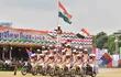 Personal de Policía de Assam realiza acrobacias en motocicleta en el Día de la Independencia.