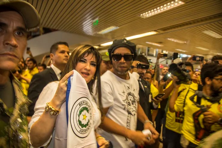 Los funcionarios habrían permitido el ingreso con documentos falsos de Wilmondes, Ronaldinho y Roberto.