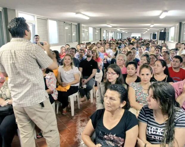 Funcionarios en una capacitación de la Essap. Luis Fernando Bernal, presidente de la aguatera estatal, anunció un censo y reasignaciones.