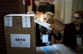 Una mujer vota en uno de los centros de votación asignados para las elecciones Primarias para Presidente en la en la ciudad de Buenos Aires (Argentina), hoy domingo 11 de agosto del 2019.