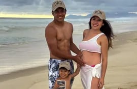 Robert Rojas y Karen Bernal, junto al hermanito mayor Ian, anunciaron que pronto llegará un nuevo integrante a la familia.