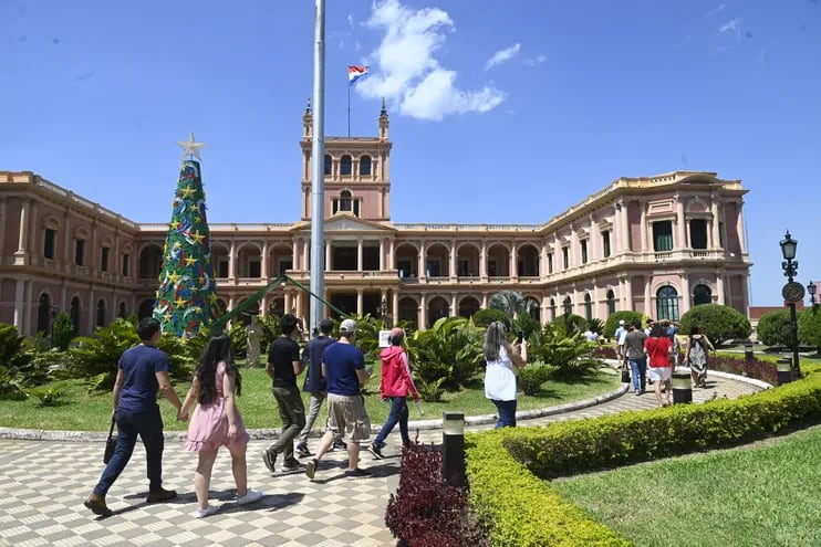 Miles de personas aprovecharon las visitas guiadas al Palacio de López. Pese al calor, algunos aguardaron hasta más de dos horas para ingresar al emblemático edificio.