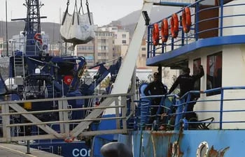 El pesquero "AKT 1", apresado este miércoles a 555 kilómetros al sur de Canarias, llevaba 2.900 kilos de cocaína escondidos en unos de sus tanques de combustible.