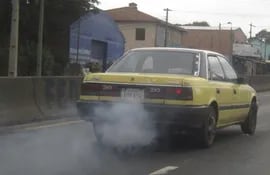 el-humo-que-despiden-los-vehiculos-en-mal-estado-contamina-el-medio-ambiente-y-afecta-a-la-salud--201709000000-1571015.jpg