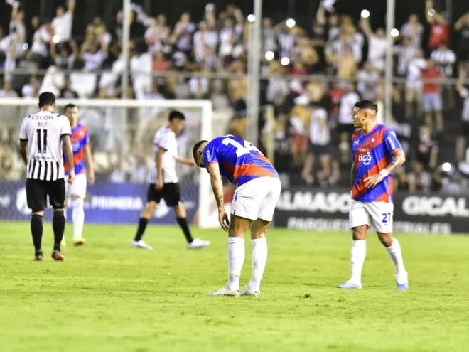 Los jugadores de Cerro Porteño se lamentan la derrota contra Libertad en el estadio La Huerta por la décima jornada del torneo Apertura 2023 del fútbol paraguayo.