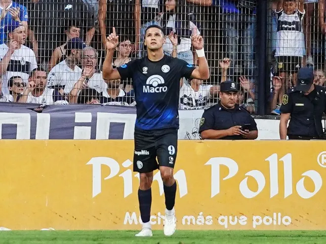 El paraguayo Alex Arce, futbolista de Independiente Rivadavia, celebra un gol en el partido ante Gimnasia por la Copa de la Liga Profesional de Argentina en el estadio el Bosque, en La Plata, Argentina.