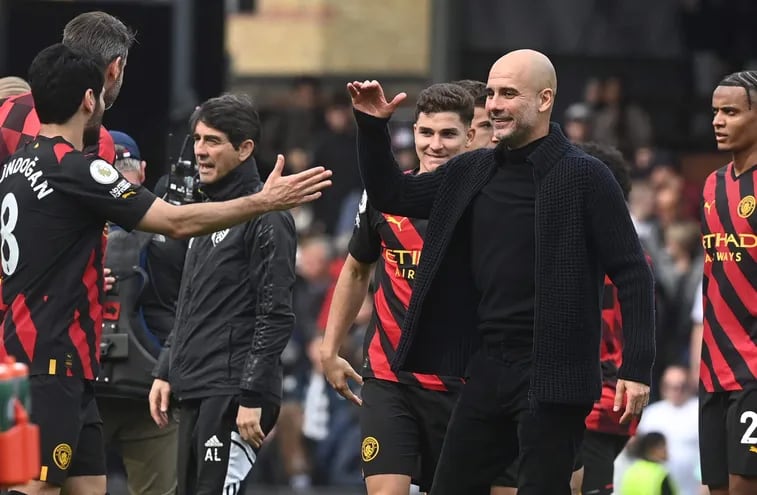 El entrenador del Manchester City, Pep Guardiola (C), celebra con sus jugadores después del partido de fútbol de la Premier League inglesa entre el Fulham FC y el Manchester City en Londres, Gran Bretaña, el 30 de abril de 2023.