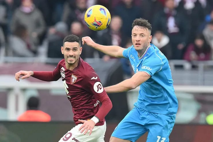 Antonio Sanabria (i), delantero paraguayo del Torino, y Amir Rrahmani, jugador del Napoli, en procura del balón durante el partido de ayer que ganó el equipo de Turín.