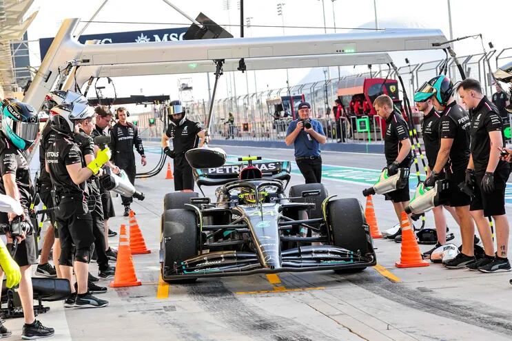 El Mercedes del británico Lewis Hamilton en los pits durante el primer día de entrenamientos de la Fórmula 1 en el Circuito Internacional de Bahréin, en Sakhir.