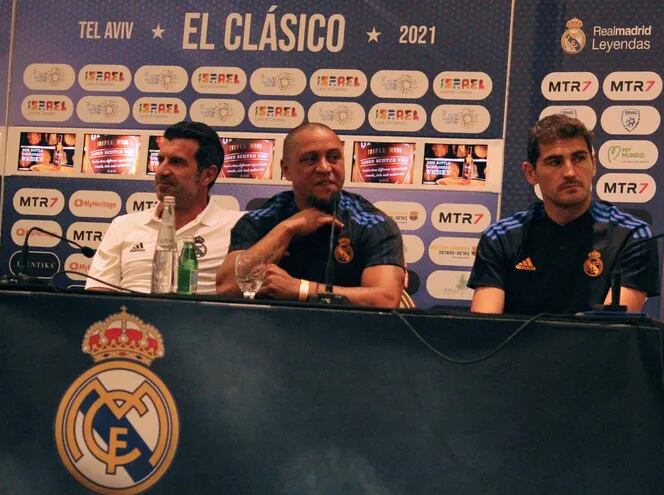 Los exjugadores Luis Figo, Roberto Carlos e Iker Casillas, durante la rueda de prensa que han ofrecido ayer antes del encuentro amistoso "Legends" que disputan hoy leyendas del Barça y del Real Madrid en el estadio Bloomfield de Tel Aviv. EFE