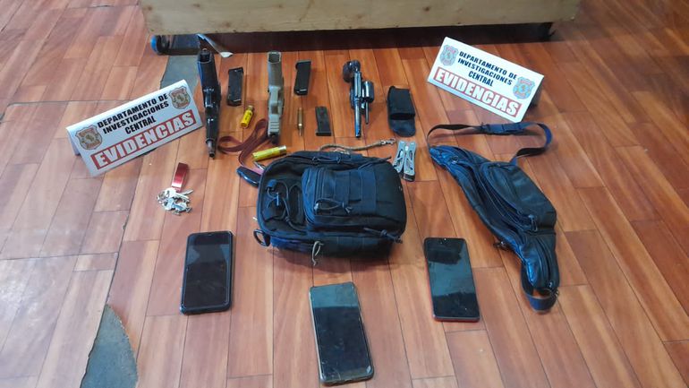 Dos pistolas 9 milímetros, un revólver .38, tres aparatos celulares y una mochila negra fueron incautados del poder de los aprehendidos en San Lorenzo.