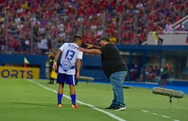 Humberto García (i), entrenador de Sportivo Ameliano, dando indicaciones durante el debut contra Cerro Porteño en La Nueva Olla por el torneo Apertura 2023 del fútbol paraguayo.