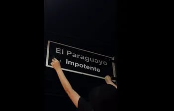 El artista urbano cuando "cambió" el nombre de la calle El Paraguayo Independiente a "Paraguayo Impotente".