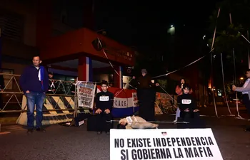 Activistas de la Comisión Escrache protestaron en la noche del 20 de mayo frente a la sede central del Ministerio Público, en Asunción, para exigir la renuncia de la fiscala general del Estado Sandra Quiñónez.
