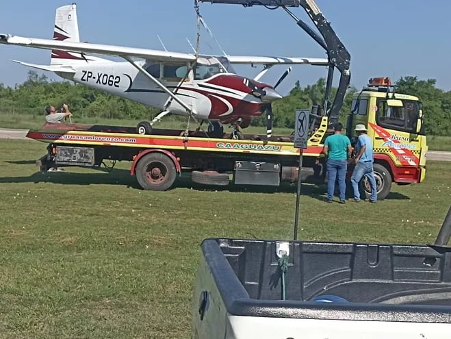 Trasladan aeronave en una grúa desde la comisaría de Carandayty hasta el aeropuerto internacional a requerimiento Carlos Miguel Jiménez,