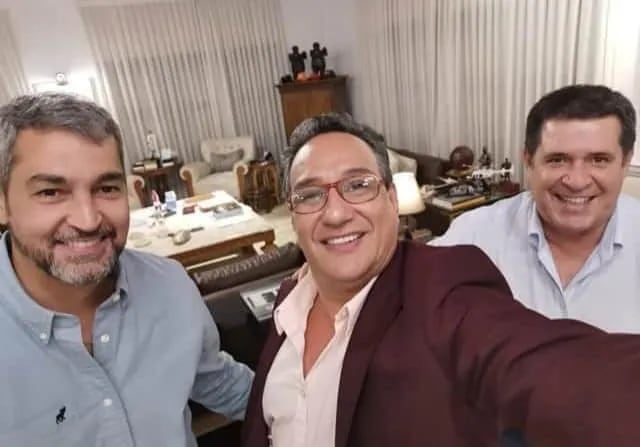En la foto aparecen el presidente Mario Abdo (ANR Añetete) a la izquierda, en el centro el gobernador de Central Hugo Javier González (ANR cartista) y a la derecha su padrino político el exmandatario Horacio Cartes (ANR))