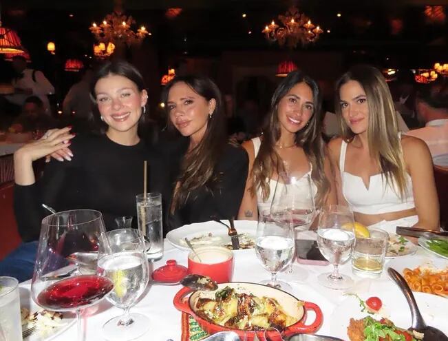 Nicola Peltz, Victoria Beckham, Antonela Roccuzzo y Elena Galera cenando en Miami.