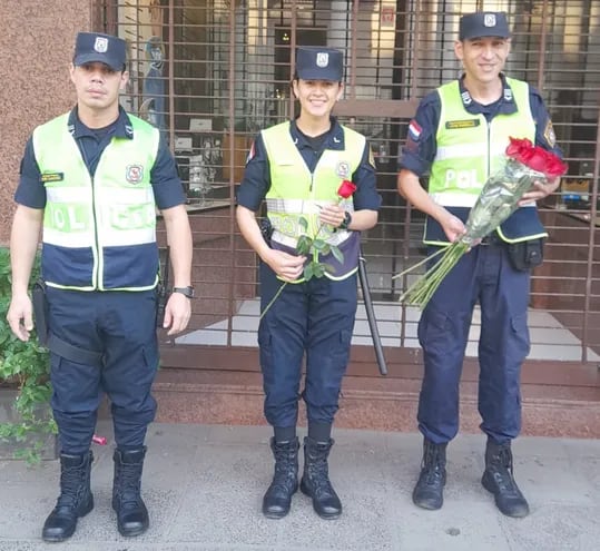 Policías de la Comisaría Tercera Metro salieron a repartir flores sobre la calle Palma, por el Día de la Primavera.