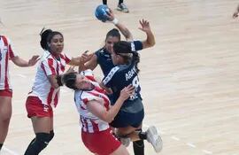 “Duro golpe” recibió ayer la selección nacional femenina de balonmano al caer en el debut del torneo Sur-Centro América en Buenos Aires.