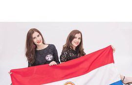 Montserrat y Pilar Argaña posan orgullosas con la bandera paraguaya.