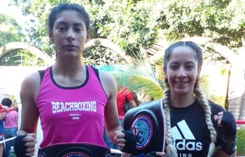 Perla Maggi (i) y Adriana Zaldivar se consagraron días pasados campeonas nacionales en Puños Rairó Arena en Villa Elisa. (Gentileza)
