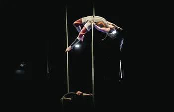 Artistas del Cirque du Soleil ensayan para lo que será "Messi10", el espectáculo inspirado en Lionel Messi, que abrirá sus puertas en Buenos Aires.