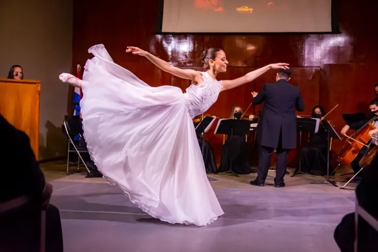 La primera bailarina del Ballet de Uninorte, Carmen González Cano, presentará un fragmento de "El Cascanueces" en el Auditorio del Amba'y.