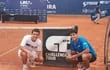 El paraguayo Adolfo Daniel Vallejo (der.) y el peruano Gonzalo Bueno (izq.) son campeones en dobles.