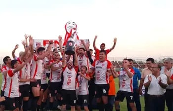 El vicepresidente de la UFI, Enrique Benítez Mendoza (camisa blanca), entregó el trofeo de campeón de la categoría de Honor de la Liga Carapegüeña al capitán, para desatar el festejo de los albirrojos.