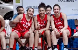 Belén Pereira (i), Dara Villasboa y Ximena Ibarra de FPC serán protagonistas de la Sudamericana, como anfitrionas.