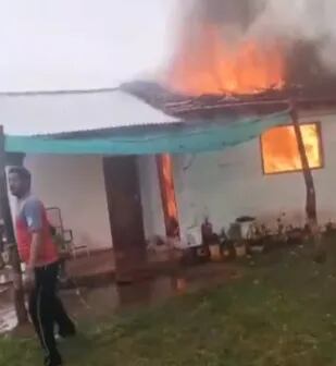 El rayo provocó el incendio del techo de la casa.
