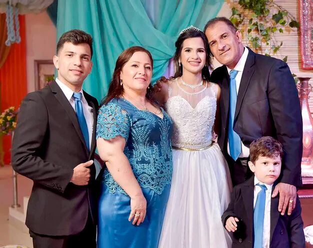 La quinceañera junto a sus padres Raquel Gómez y Edgar Cardozo; y sus hermanos  Matías Cardozo y el pequeño Mateo Cardozo.