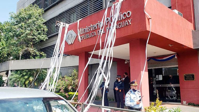 Manifestantes de varias  organizaciones civiles exigieron ayer la renuncia de la fiscala general Sandra Quiñónez.