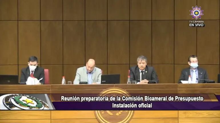 El presidente del Congreso, senador Óscar Salomón, y el de la Cámara de Diputados, Carlos María López, abrieron la sesión preparatoria de la Comisión Bicameral de Presupuesto del Congreso.